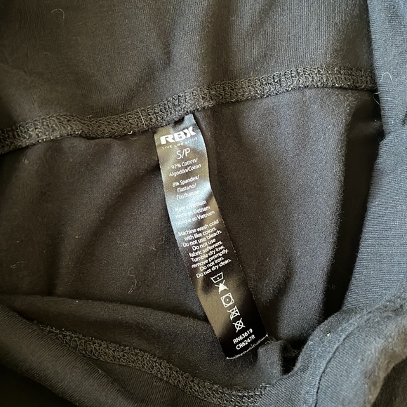 NWOT Reebok black capri leggings. Size S/P
Excellent condition - Picture 4 of 6